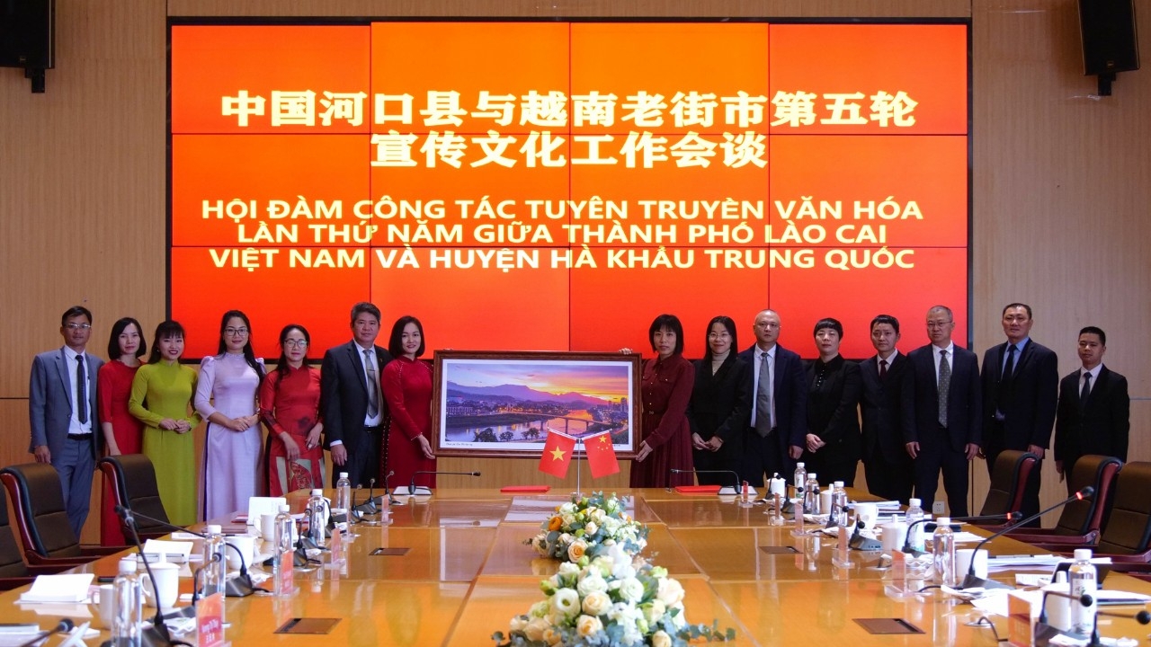 老街市市委宣传部举行在中国云南省红河洲河口县和建水县的宣传工作经验的交流会