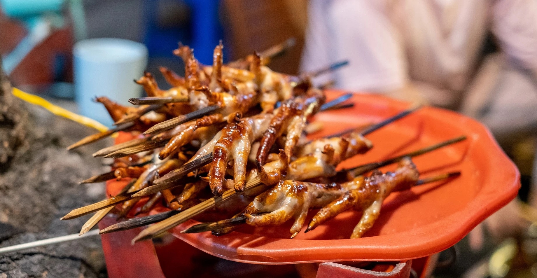 越南街头美食受到外国顾客的欢迎。