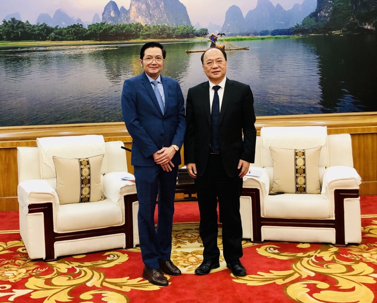 越南驻南宁总领事馆总领事杜南忠与中国广西壮族自治区人民政府副主席廖品琥举行了会谈。