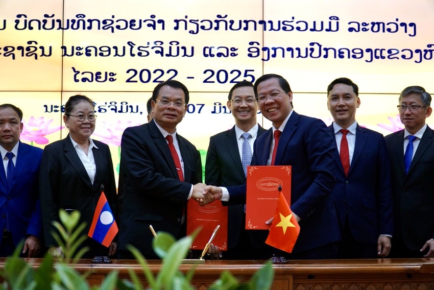 胡志明市人民委员会主席潘文买与老挝华潘省委书记兼省长万塞•蓬苏玛签署胡志明市与华潘省在2022-2025年阶段的合作谅解备忘录。
