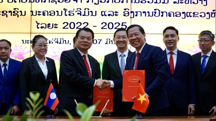 进一步加强胡志明市与老挝华潘省在多个领域的合作关系