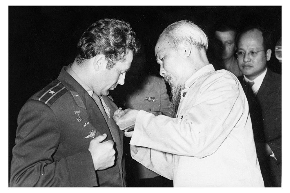 胡志明主席与苏联领导人斯大林的关系不仅对两国关系前期发展具有重要意义，而且也为当今两国传统友谊和战略伙伴关系奠定了基础。