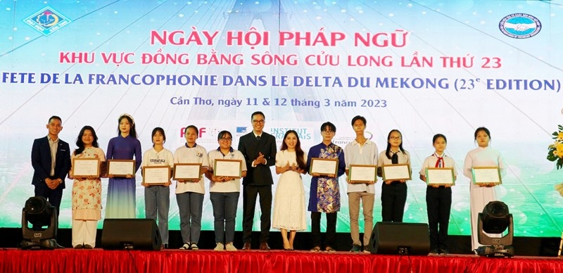 越南友好组织联合会越法友好协会芹苴市分会与芹苴大学联合举行了第23届九龙江三角洲地区法语节。