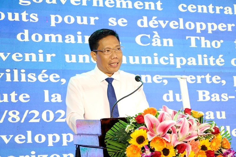 芹苴市人民委员会副主席阮实现在会上发表讲话。