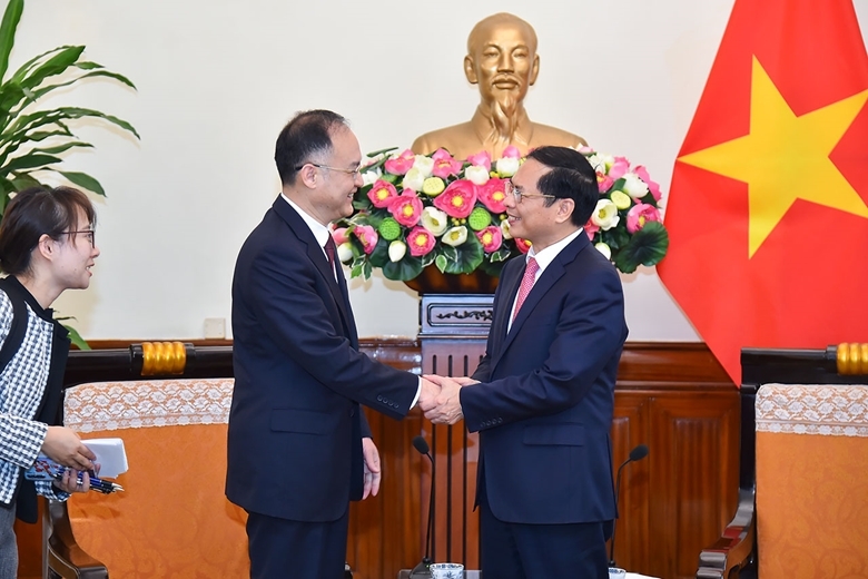 越南外交部部长裴青山在外交部总部会见了中国外交部部长助理农融。