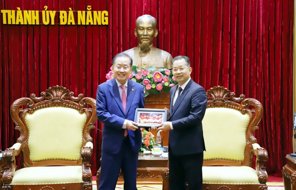 越共岘港市委书记、市国会代表团团长阮文广与韩国大邱市市长洪准杓。