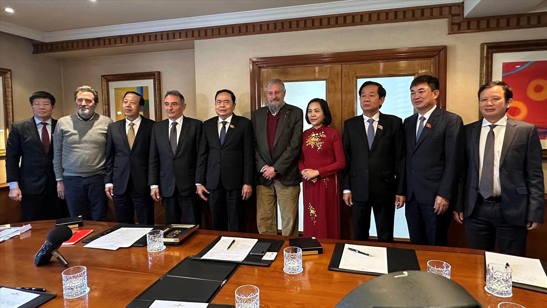 越南国会副主席陈青敏对西班牙进行访问。