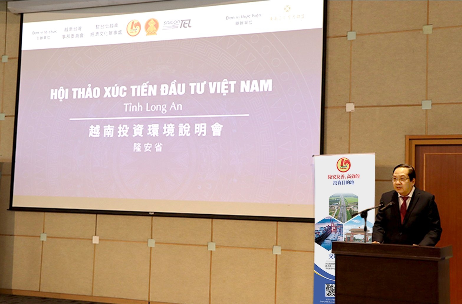 隆安省经济顾问阮明林在研讨会上发表讲话。