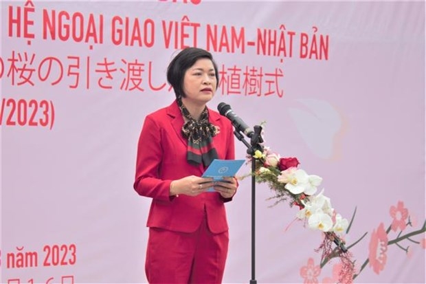 河内市友好组织联合会常务副主席陈氏芳在仪式上发表讲话。