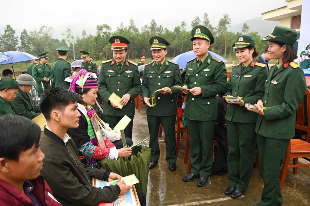 广宁省军事指挥部青年团与广宁省边防军队指挥部青年团配合宣传和分发《国家边防法》和《越南边防法》等宣传单。