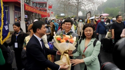 越南在友谊口岸迎接124名中国游客