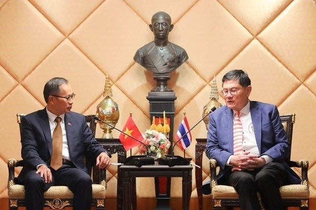 泰国高等教育、科学、研究和创新部(MHESI)部长阿内·老塔玛塔（Anek Laothamatas）会见了越南驻泰国大使潘志成。