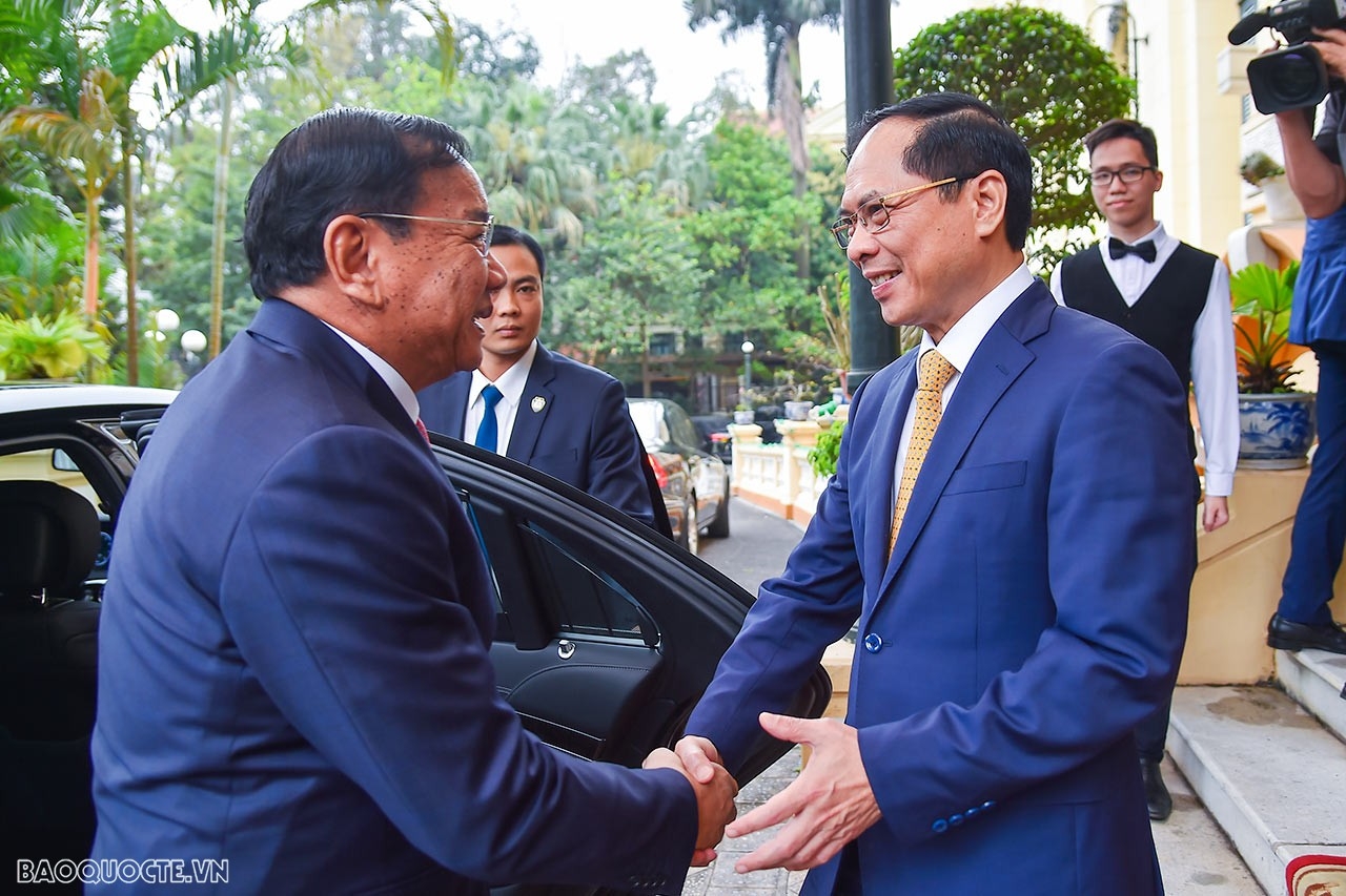 越南外交部长裴青山与柬埔寨副首相兼外交大臣布拉索昆。