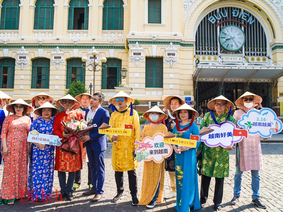 随着中国市场的开放胡志明市的旅游业呈现复苏的迹象。