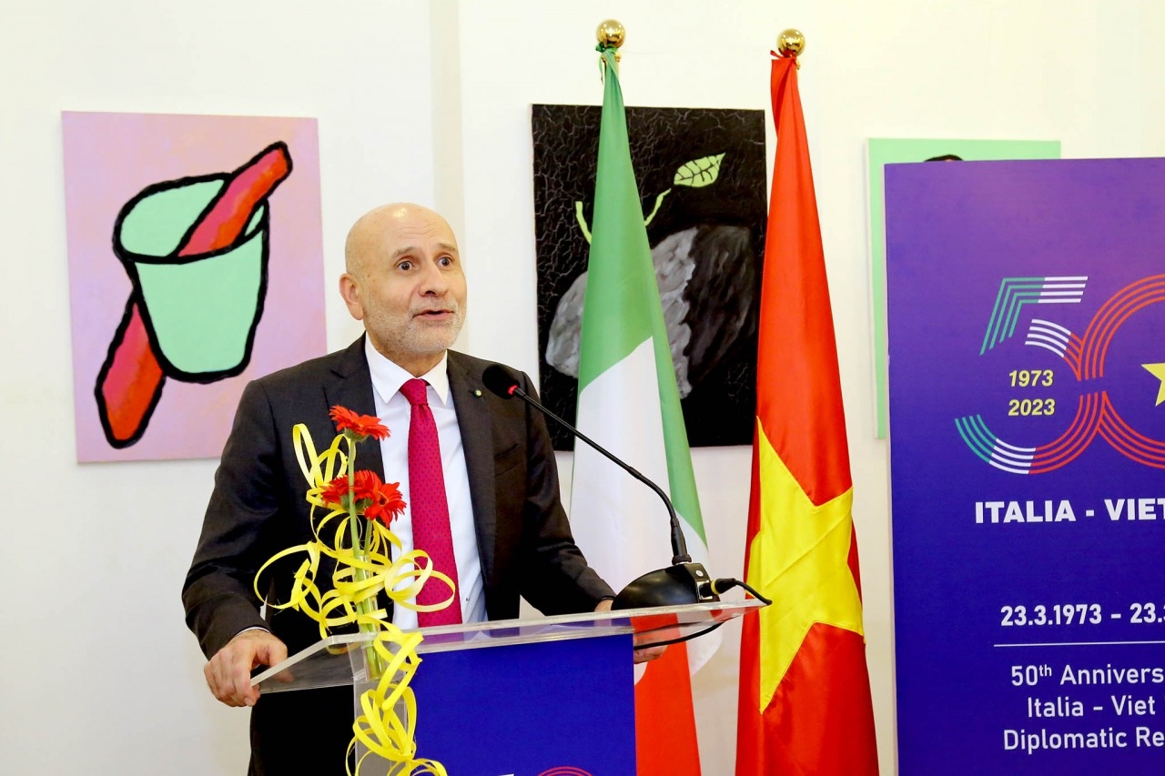 意大利驻越南大使安东尼奥·亚历山德罗（Antonio Alessandro）在招待会上致辞。