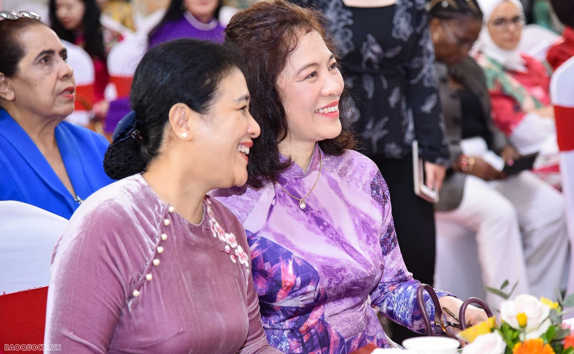 外交部部长夫人、东盟共同体妇女小组主任武氏碧玉与越南友好组织联合会主席阮芳娥大使。