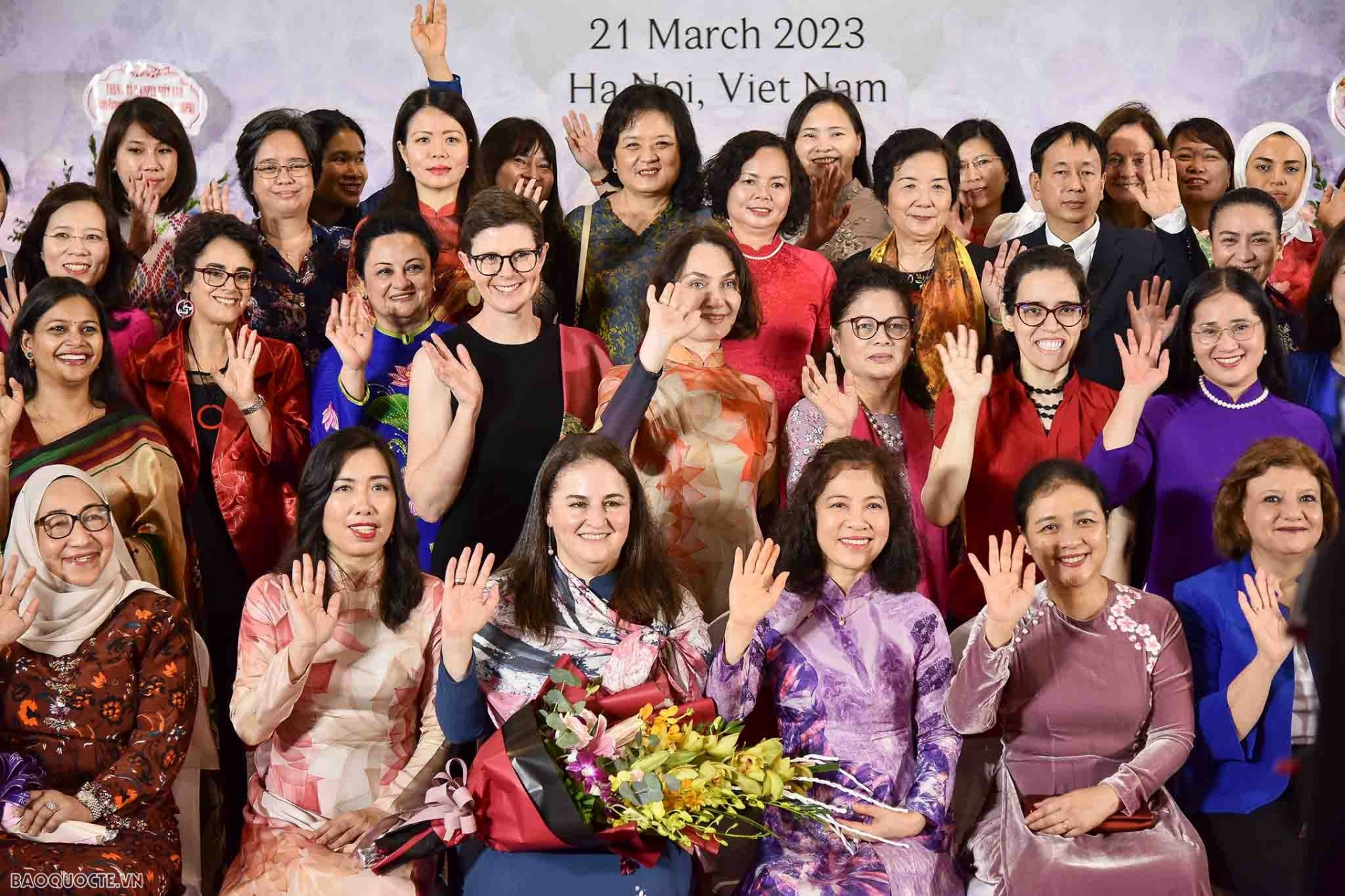 驻越南的外国女性外交官的合影。
