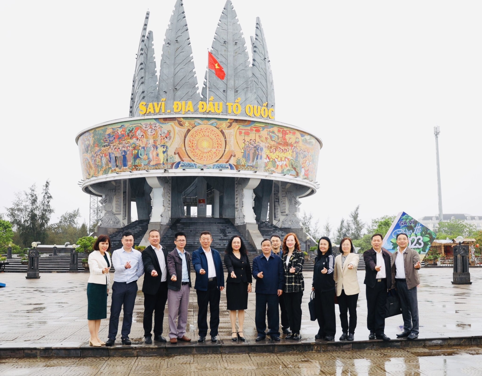 中国广西省文化和旅游厅代表团参观了芒街市著名的旅游景点。