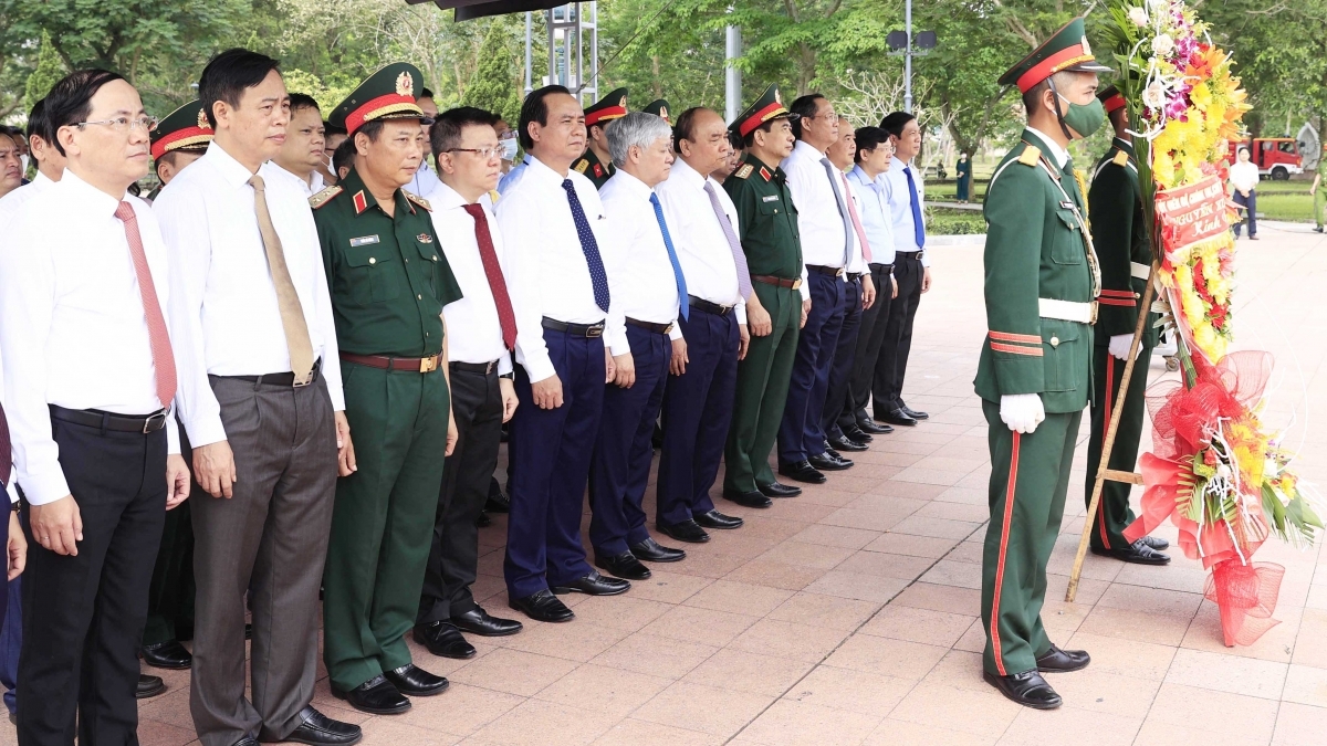 越南国家主席阮春福一行在越共中央总书记黎笋纪念馆敬香。