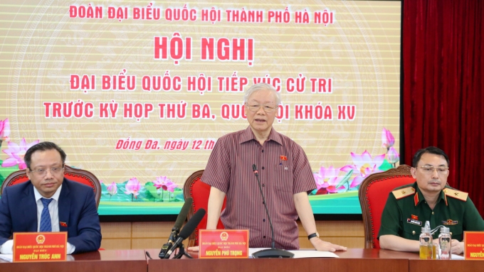 越共中央总书记阮富仲在第十五届国会第三次会议前夕在河内接触选民。