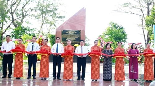 范平明副总理与各位代表为杭乔烈士陵园揭幕剪彩。