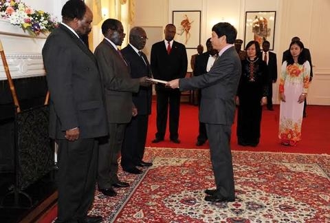 越南驻南非兼津巴布韦大使黄文利向津巴布韦总统埃默森·姆南加古瓦递交国书。