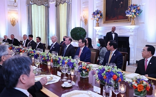 政府总理范明政与东盟各国领导人在白宫出席美国总统拜登的招待宴会。