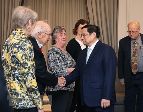 越南政府总理范明政会见支持越南橙剂受害者的美国友人。