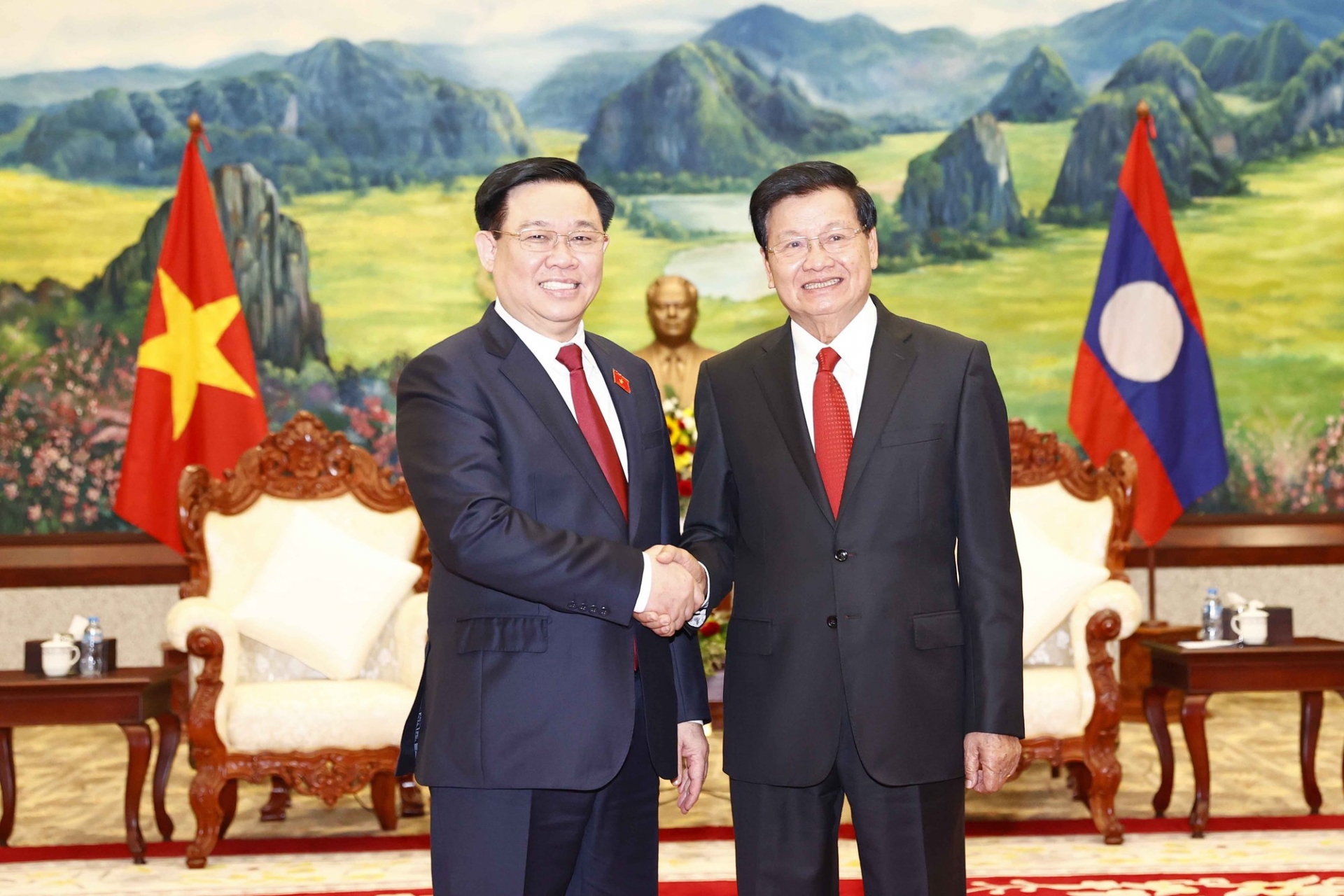 越南国会主席王廷惠迎接老挝人民革命党总书记兼老挝人民民主共和国主席。
