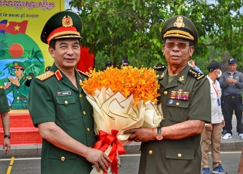 潘文江部长迎接迪班大臣参加在禄宁县举行的活动。