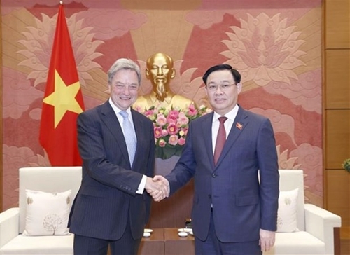 越南国会主席王廷惠与波音国际总裁迈克尔·阿瑟。