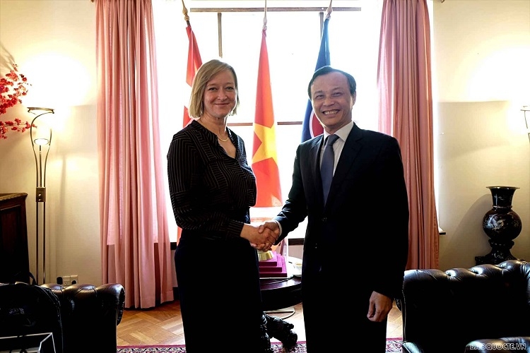 越南驻丹麦大使梁青毅会见了越丹友好协会（DAVIFO）主席崔娜（Trine Glue Doan）。
