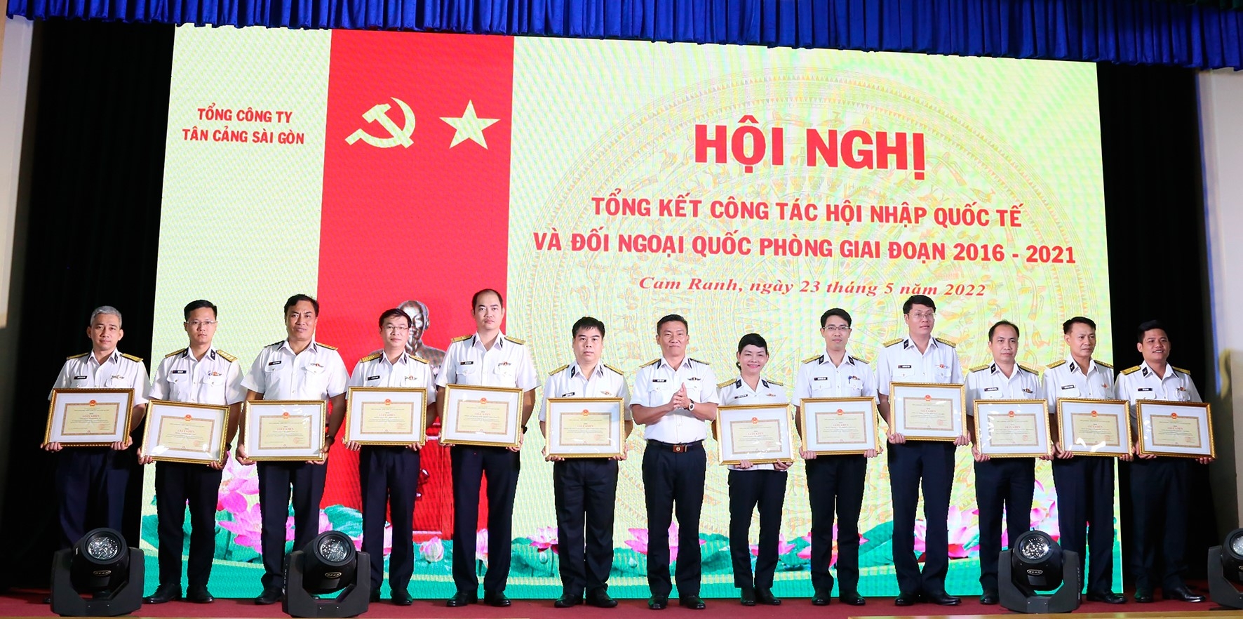 西贡新港向出色完成任务的集体与个人颁发奖励。