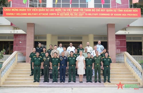各国驻越南国防武官代表团与庆和省军事指挥部合影留念（图片来源：人民军队报）。