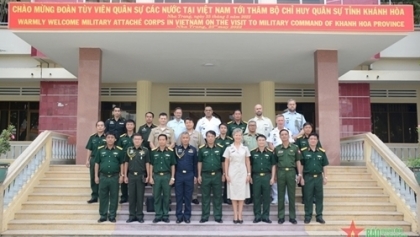 各国驻越南国防武官代表团访问庆和省军事指挥部
