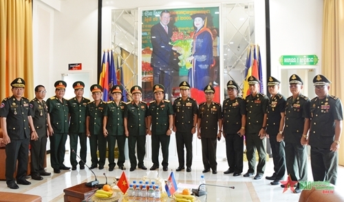 第九军区工作团造访柬埔寨王家军警卫司令部（图片来源：人民军队报）。
