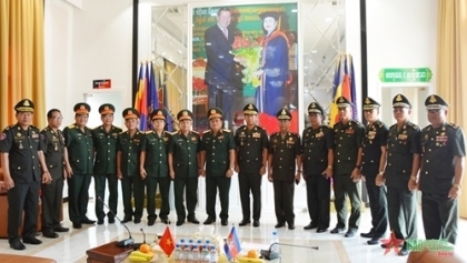 第九军区司令部工作团对柬埔寨进行工作访问