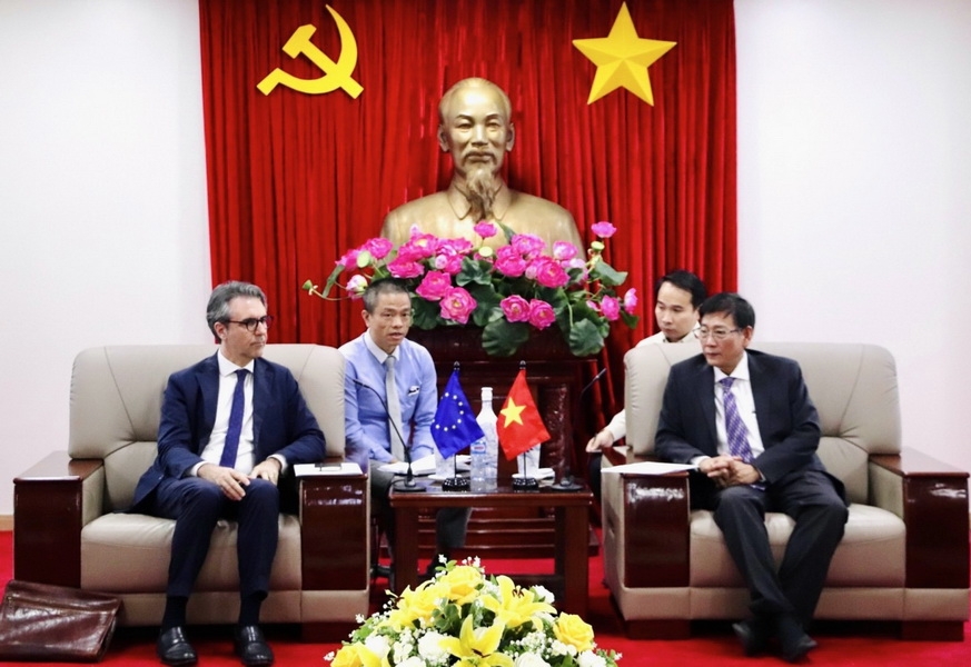 欧盟驻越南代表团团长皮埃尔·乔治·阿里贝蒂大使和平阳省人委会常务副主席梅雄勇。