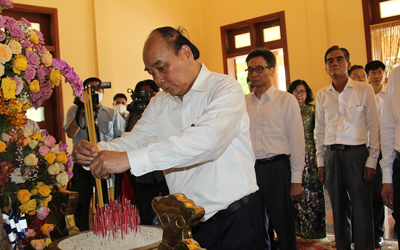 阮春福在已故总理武文杰纪念区在留言簿上题词。