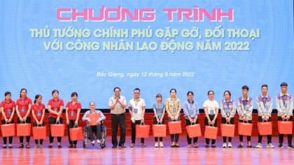 越南政府总理范明正与全国工人和劳动者举行对话