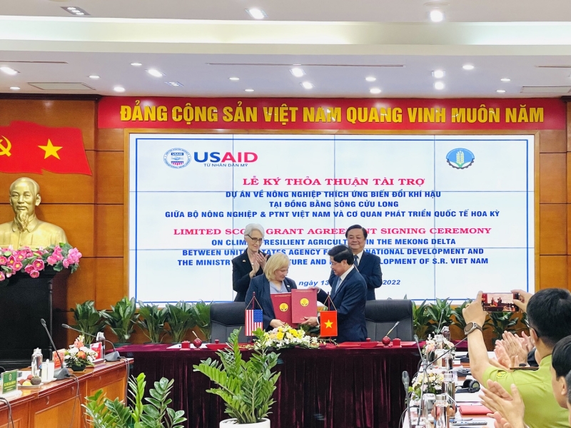越南农业与农村发展部和美国国际开发署（USAID）签署 “九龙江三角洲农业适应气候变化”项目资助协议。