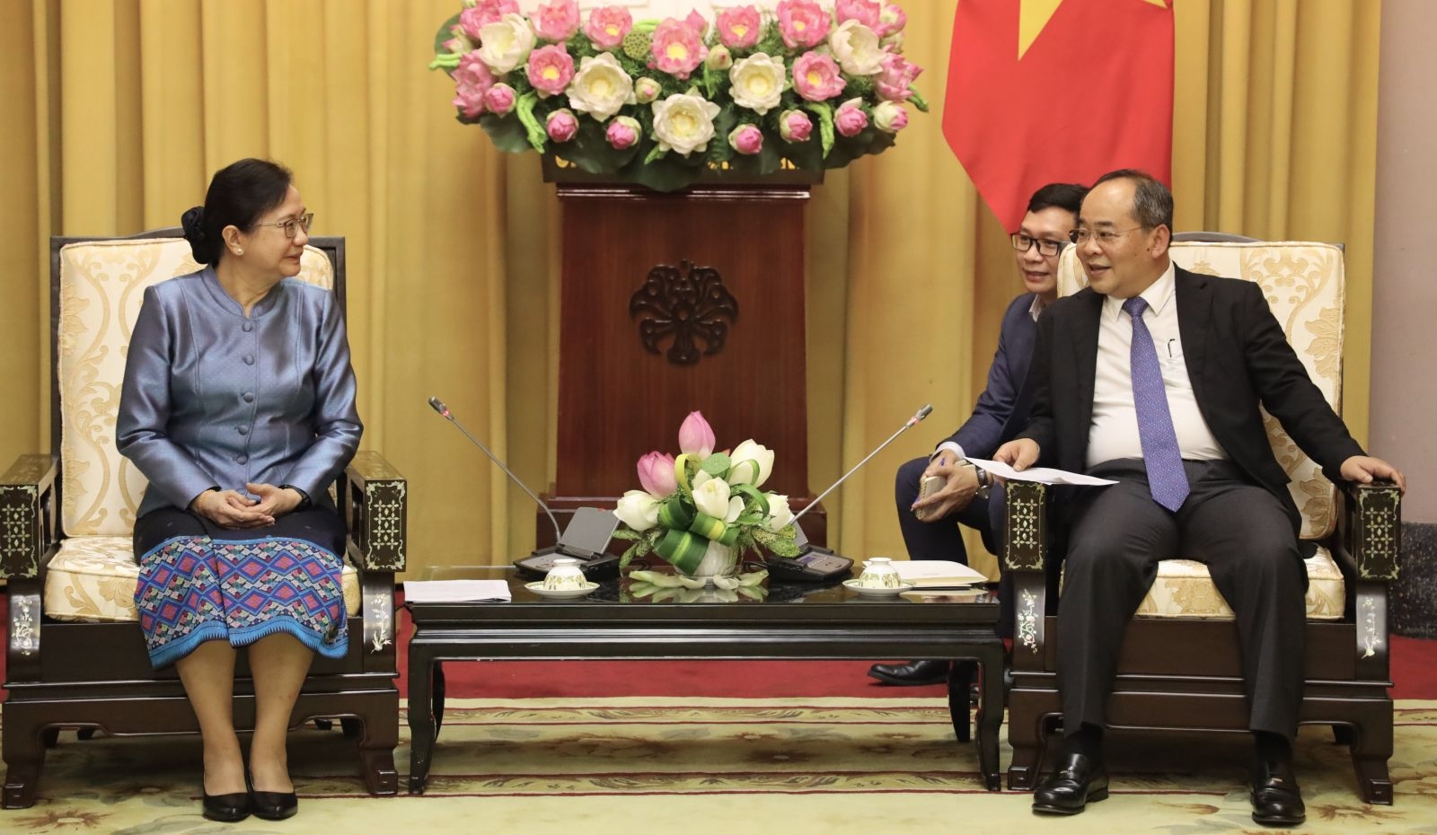 越南国家主席办公厅主任黎庆海会见老挝国家主席办公厅主任肯玛尼•波尔塞娜。