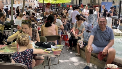 向法国友人推介越南文化特色