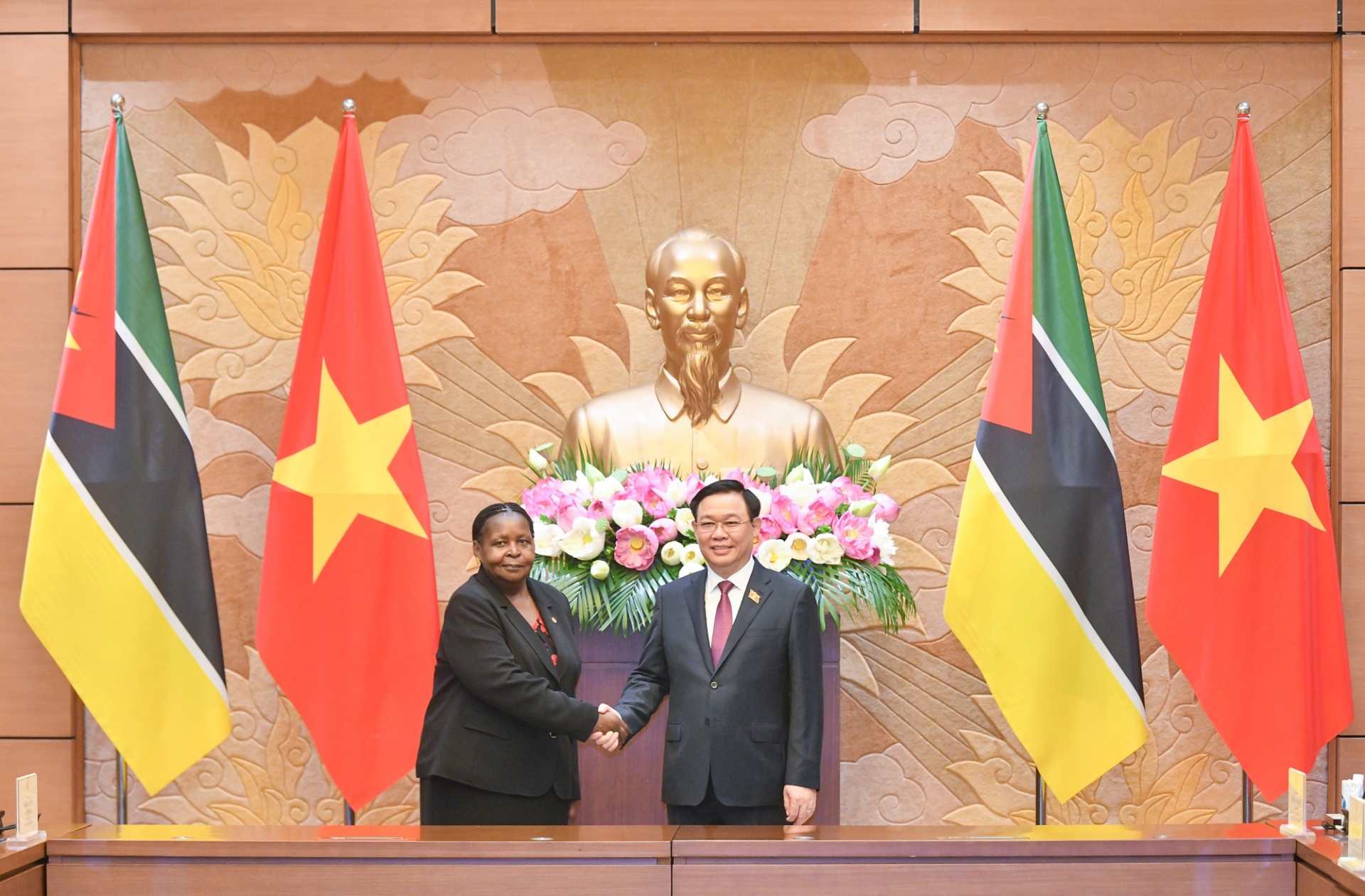 越南国会主席王廷惠与莫桑比克议会议长合影。