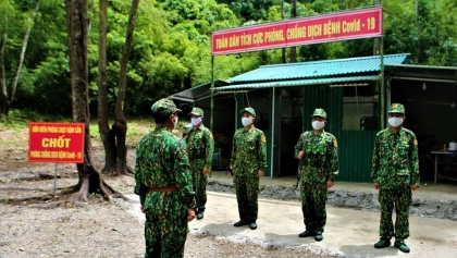 河静省边防部队与老挝波里坎赛、甘蒙两省公安厅举行工作会议