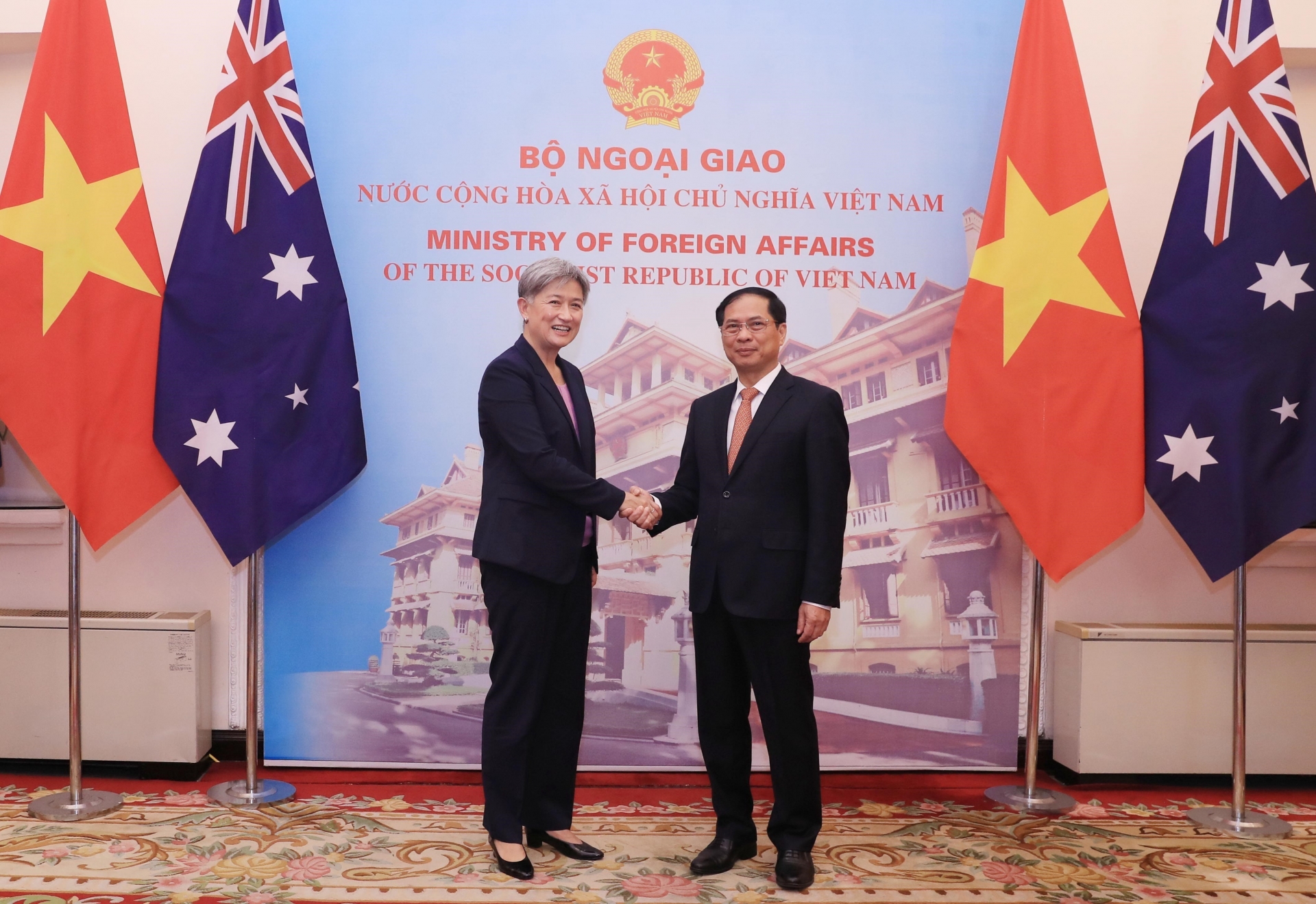 越南外长裴青山与澳大利亚外长黄英贤举行会谈。