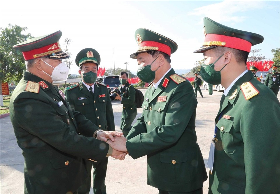 越南政府总理范明政会见老挝人民军总参谋长坎良·奥萨宋