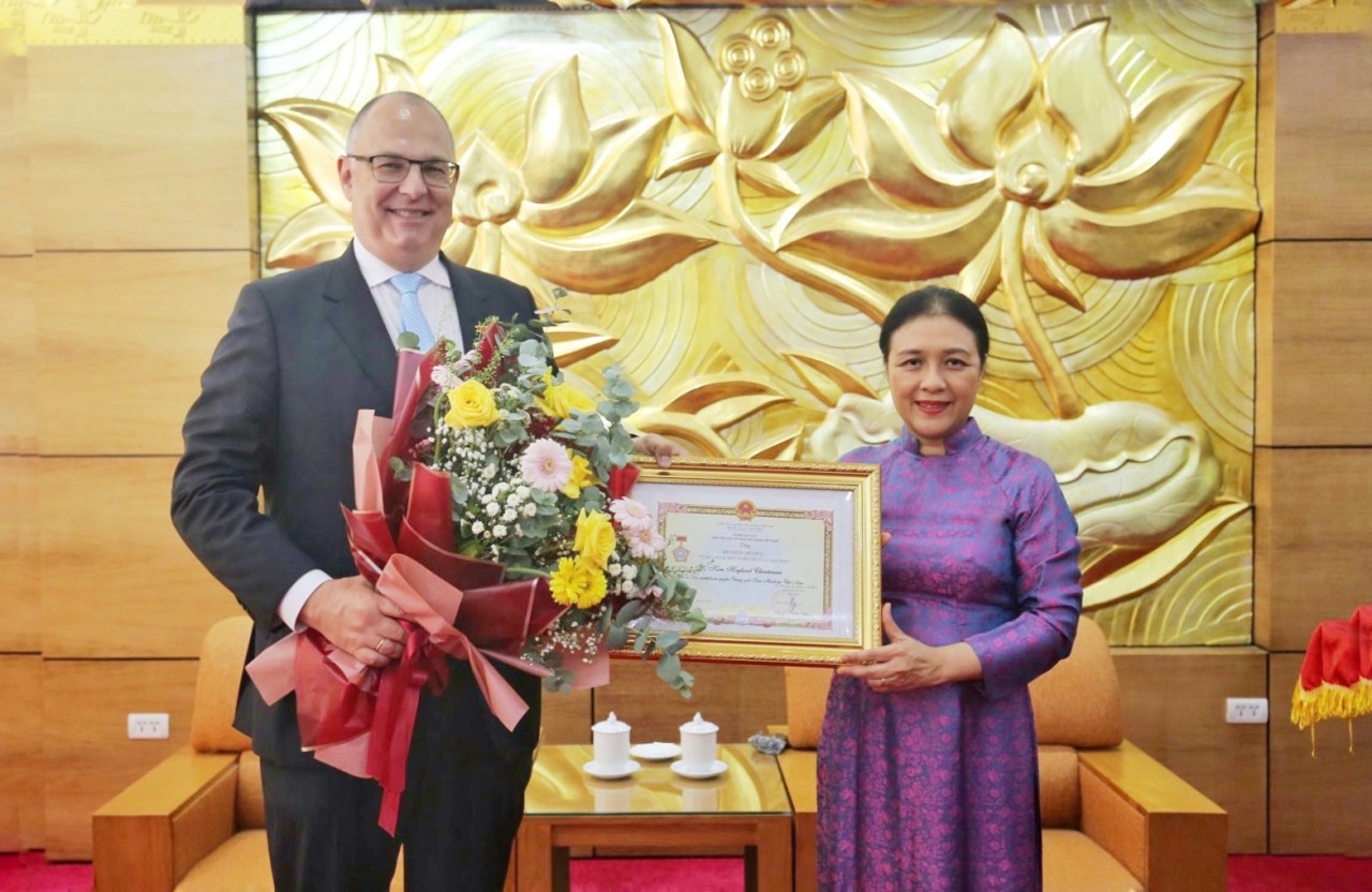 越南好友组织联合会阮芳娥已向即将结束在越大使任期的丹麦驻越南大使金•霍伦德•克里斯滕森授予“致力于各民族之间的和平和友谊”勋章。