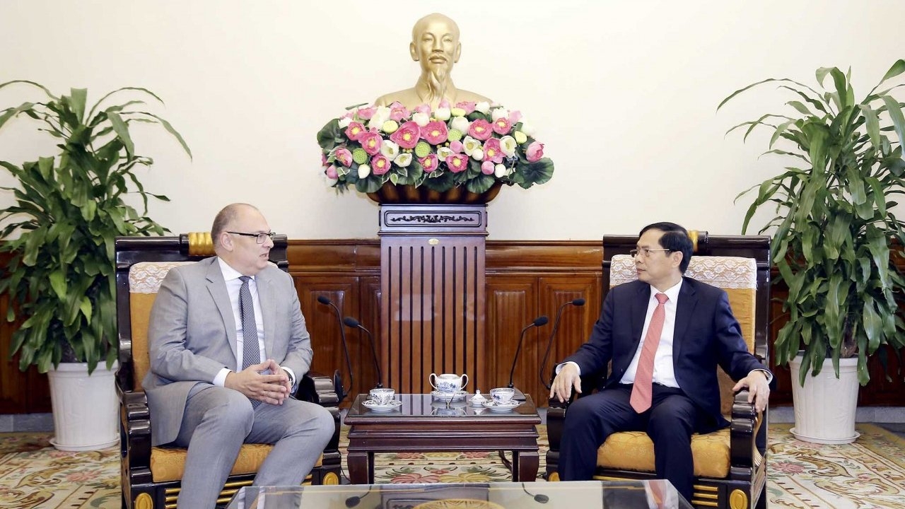 越南外交部长裴青山会见丹麦驻越大使金•霍伦德•克里斯滕森。
