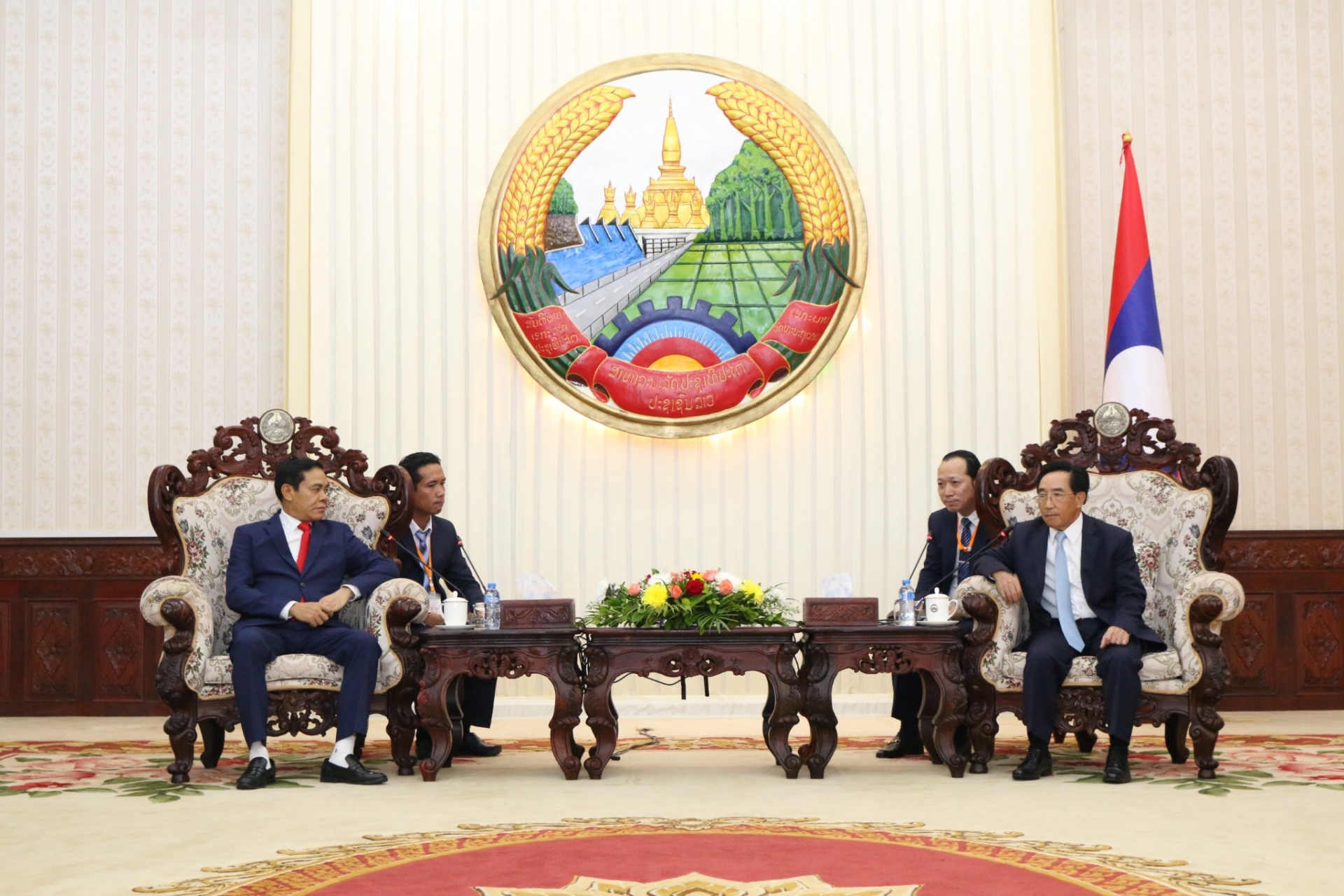老挝政府总理会见河静省工作代表团。
